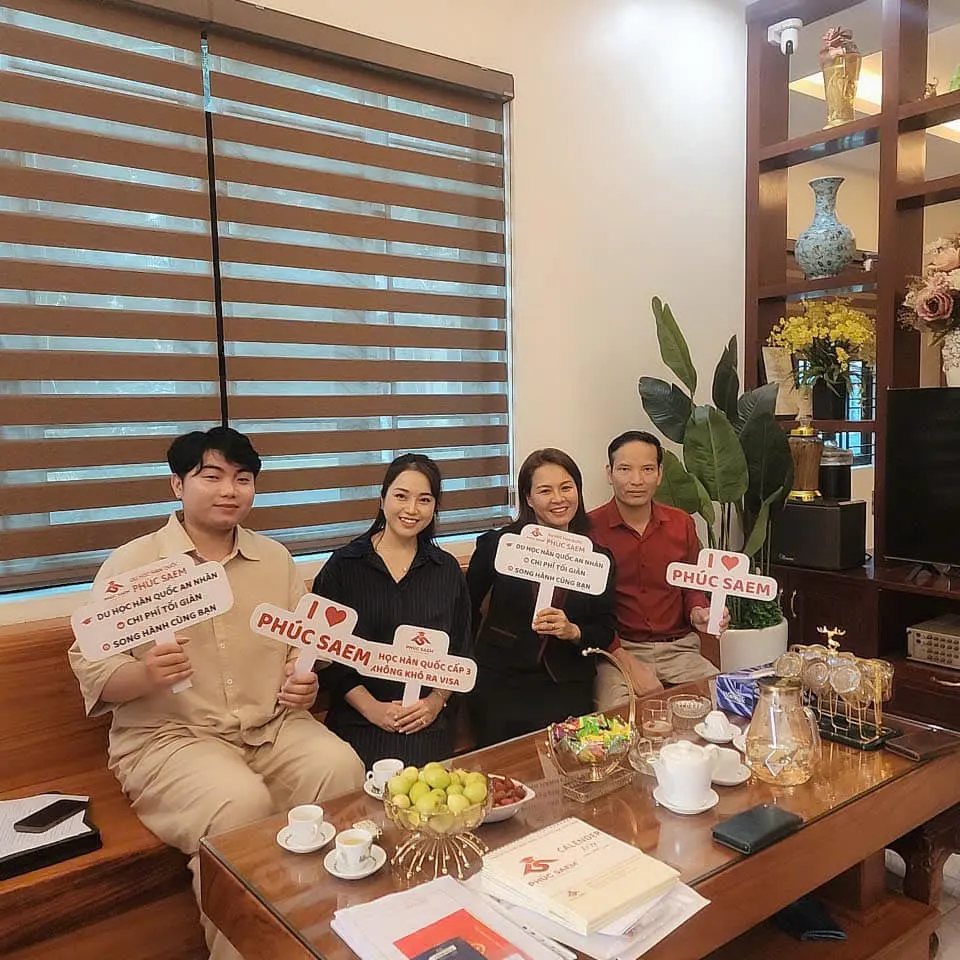 Chị Đinh Thị Phúc - giám đốc Công ty CPPT Tư vấn du học PHÚC SAEM (áo đen từ bên trái sang) cùng Hội trường hội phụ huynh 1 trường cấp 2 ở tỉnh Bắc Ninh