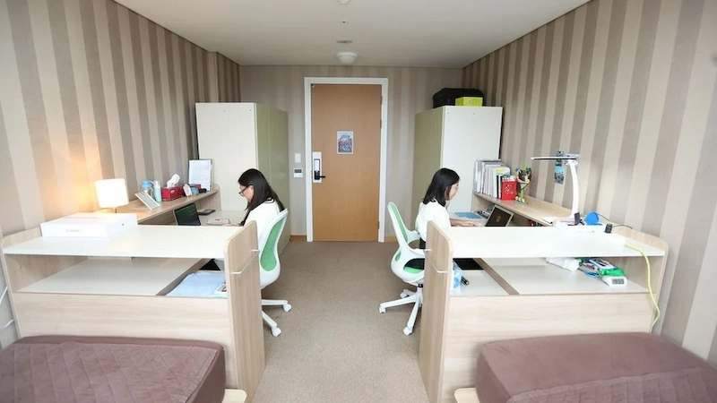 Có 2 loại phòng ký túc xá: Phòng 2 người & Phòng 4 người