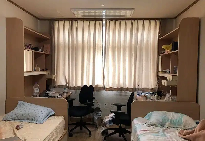 Mỗi phòng ký túc xá đều có cửa sổ