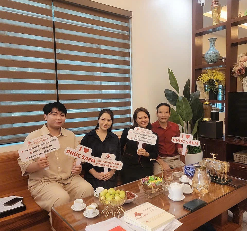 2 Đại diện Công ty PHÚC SAEM cùng Hội trưởng hội phụ huynh tại một trường cấp 2 ở Bắc Ninh (Khách hàng của PHÚC SAEM)