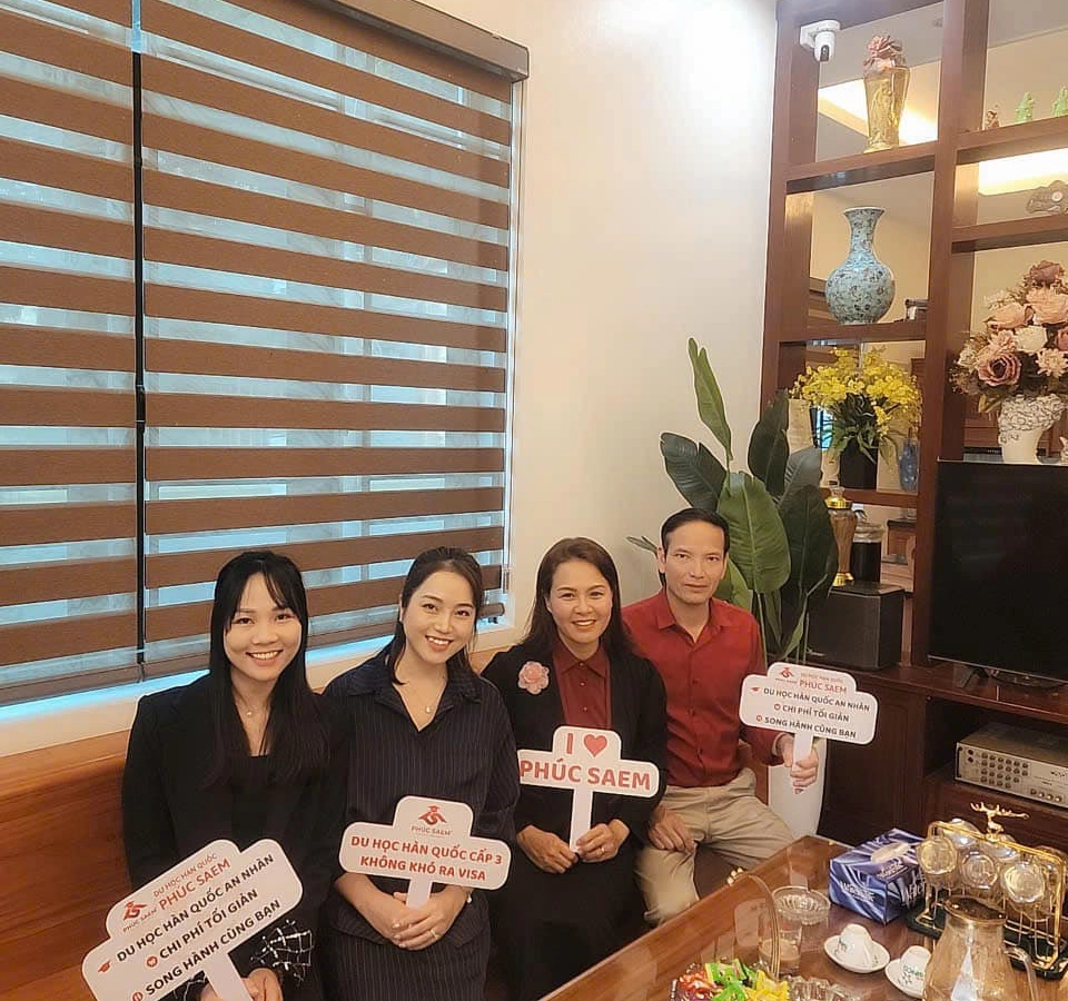 Đại diện và chuyên viên CSKH Công ty PHÚC SAEM cùng Hội trưởng hội phụ huynh tại một trường cấp 2 ở Bắc Ninh (Khách hàng của PHÚC SAEM)